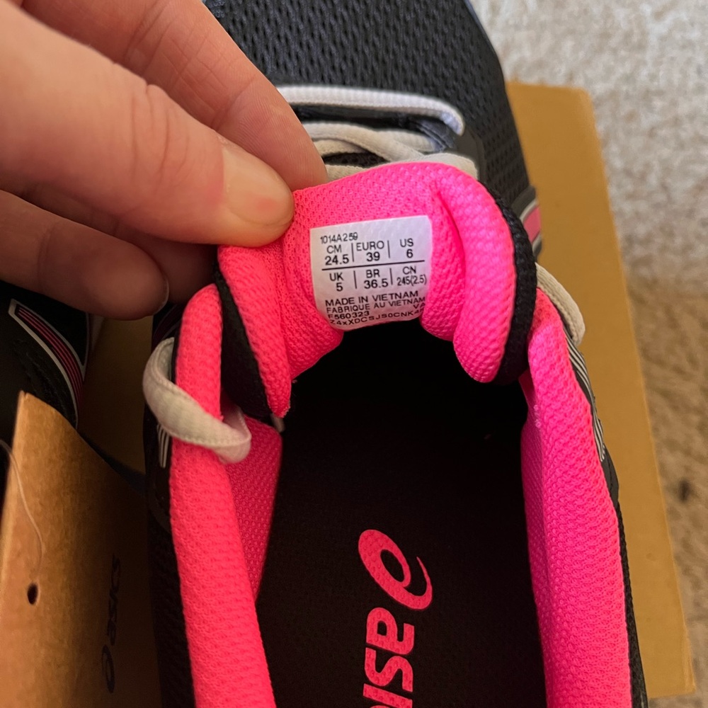 ASICS shoes - Picture 7 of 7
